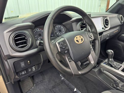 Used 2020 Toyota Tacoma TRD Sport image 12