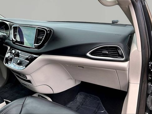 Used 2023 Chrysler Pacifica Touring-L FWD image 17
