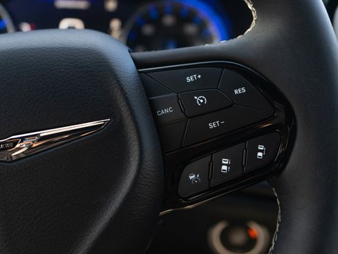 Used 2024 Chrysler Pacifica Touring-L w/ S Appearance Package image 22