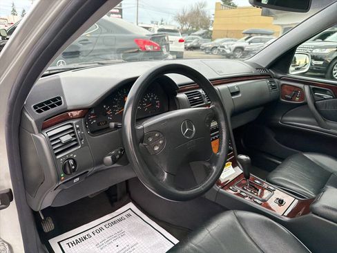 Used 2000 Mercedes-Benz E 320 4MATIC Wagon image 32