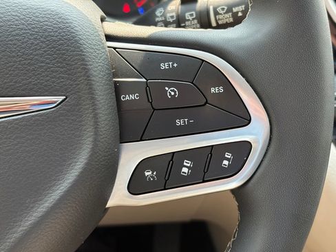 Used 2023 Chrysler Pacifica Touring-L FWD image 41