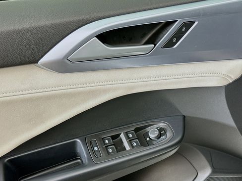 Used 2025 Volkswagen Taos SE image 15