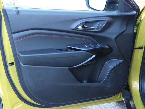 Used 2025 Chevrolet Trax RS image 11