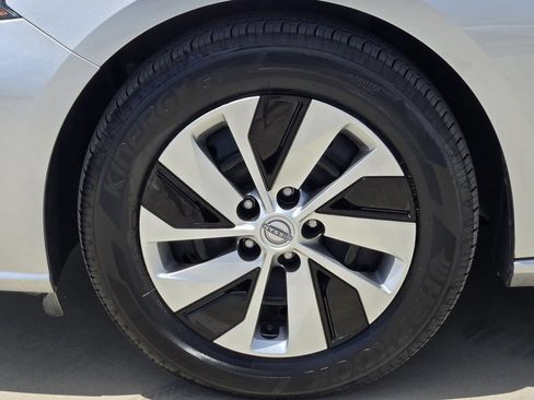 Used 2024 Nissan Altima 2.5 S FWD image 11