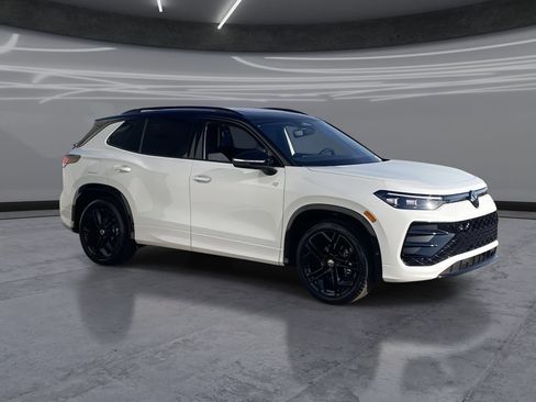 New 2026 Volkswagen Tiguan SE R-Line FWD image 2