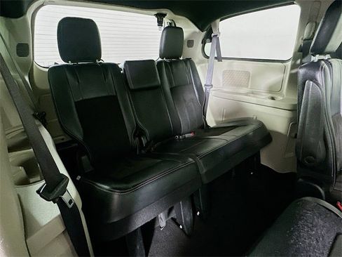 Used 2019 Dodge Grand Caravan SXT image 9