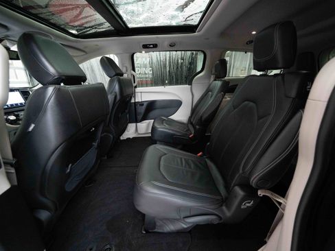 Used 2022 Chrysler Pacifica Touring-L image 22