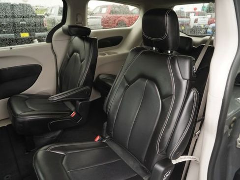 Used 2023 Chrysler Pacifica Touring-L FWD image 13