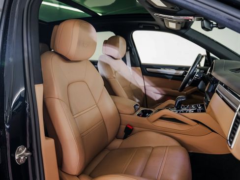 Certified 2022 Porsche Cayenne Platinum Edition image 29