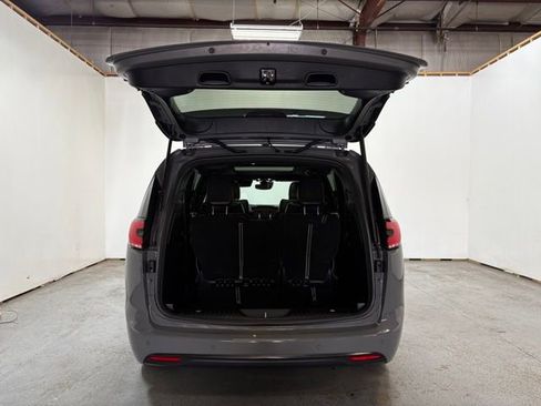 Certified 2025 Chrysler Pacifica Limited image 10