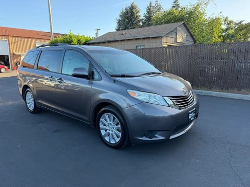 Used 2013 Toyota Sienna LE w/ Towing Pkg AWD/4WD image 3