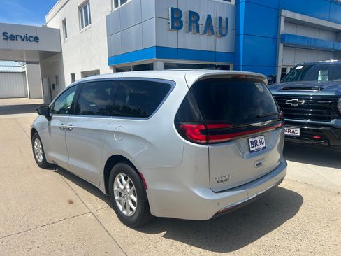 Used 2024 Chrysler Pacifica Touring-L FWD image 8