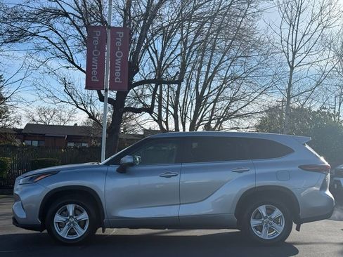Used 2024 Toyota Highlander LE image 2