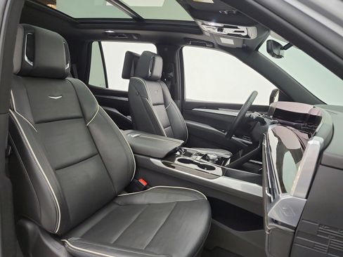 Used 2025 Cadillac Escalade Premium Luxury AWD/4WD image 19