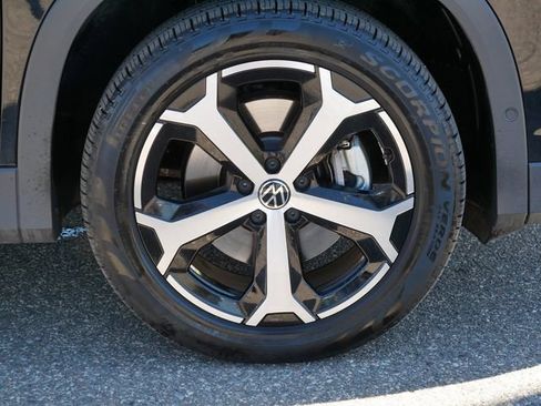 Certified 2025 Volkswagen Tiguan SE AWD/4WD image 9