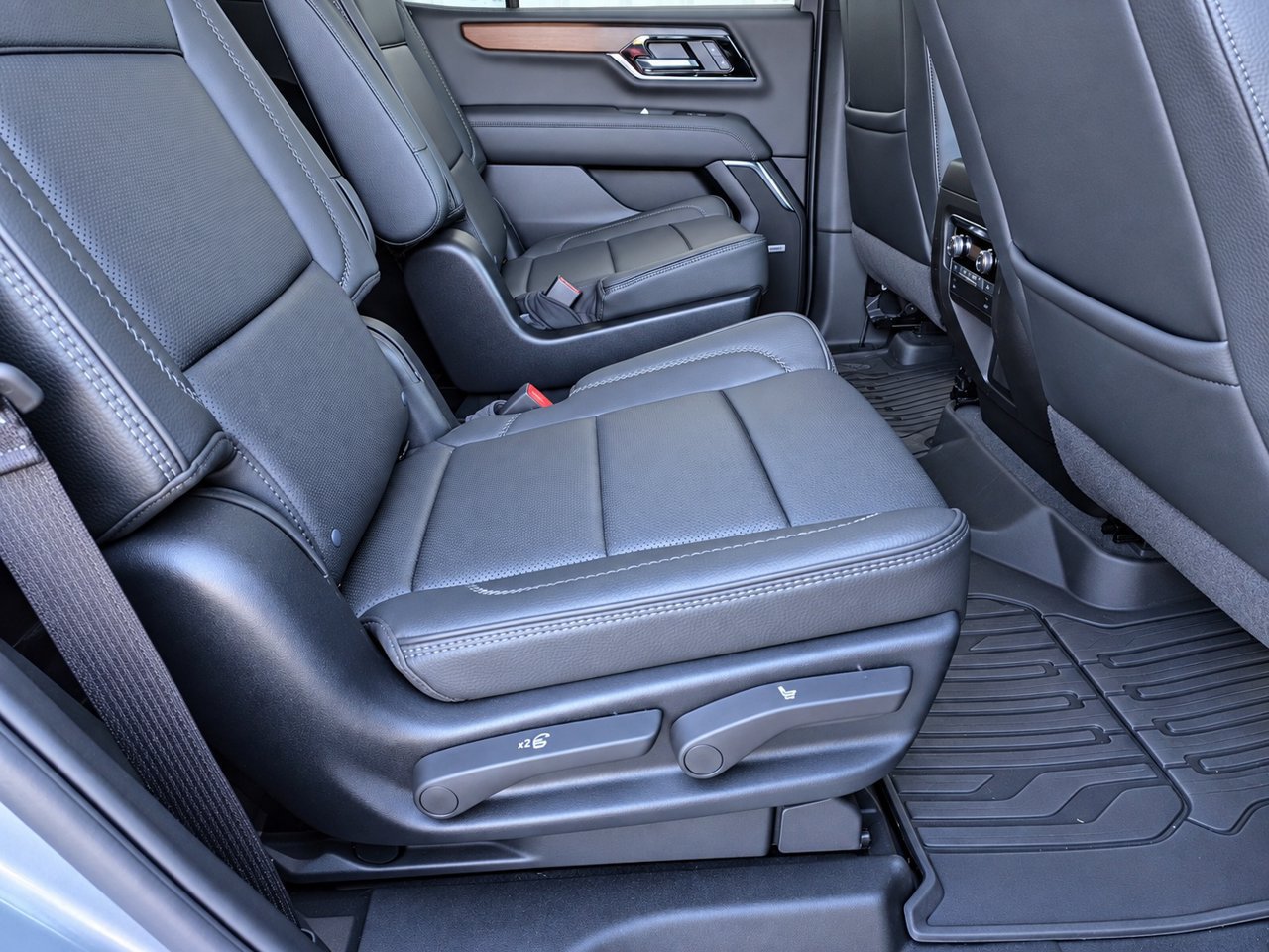 Used 2025 GMC Yukon Denali AWD/4WD image 35