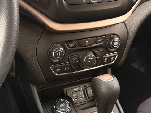 Used 2018 Jeep Cherokee Latitude w/ Safety Group AWD/4WD image 34