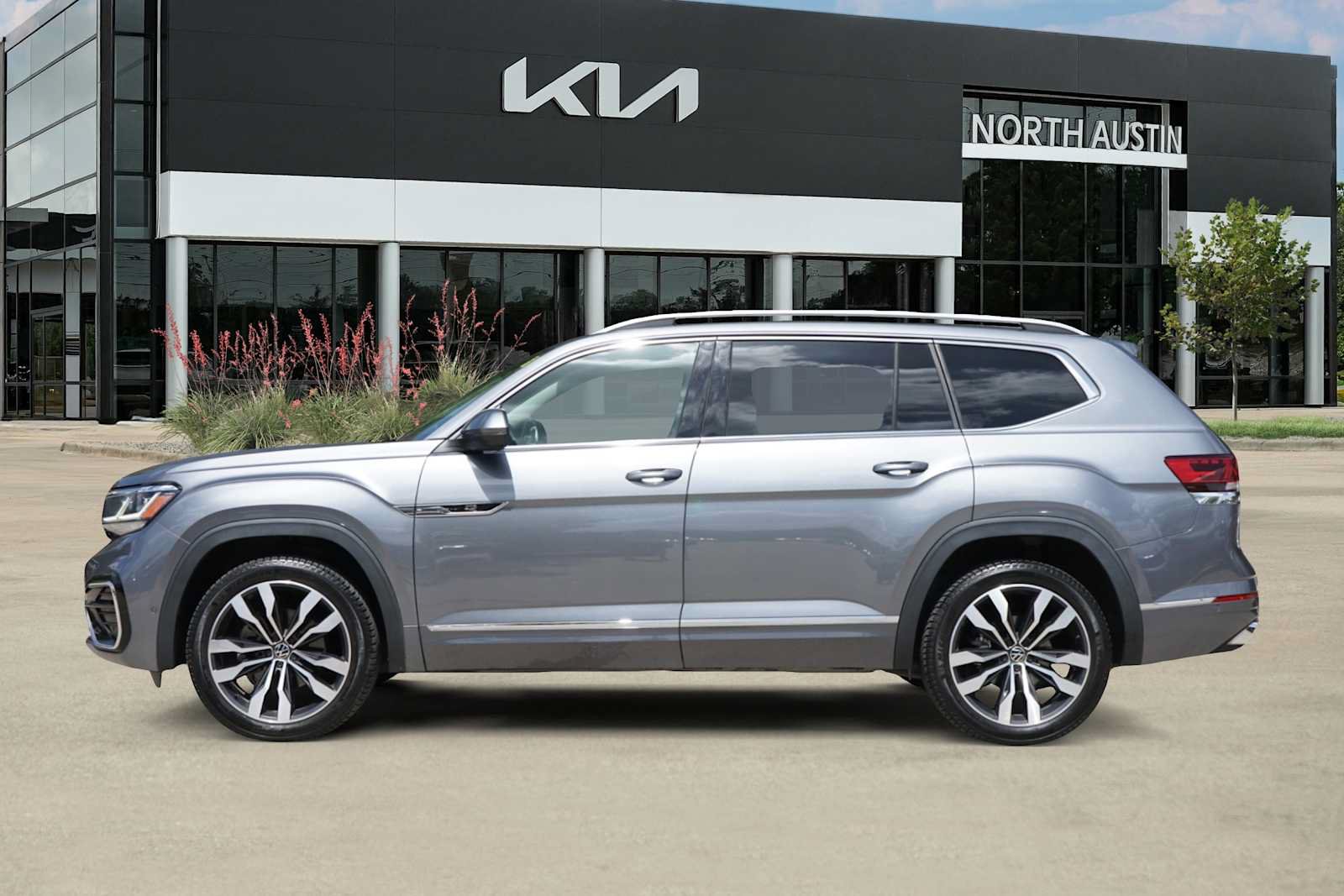 Used 2022 Volkswagen Atlas SEL Premium AWD/4WD image 3