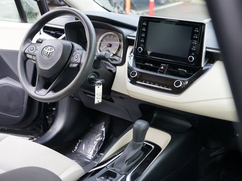Used 2020 Toyota Corolla LE image 16