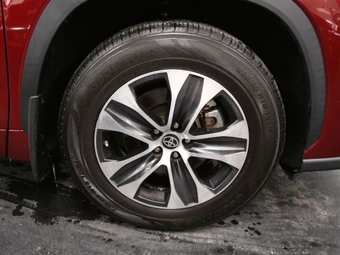 Certified 2021 Toyota Highlander XLE image 34