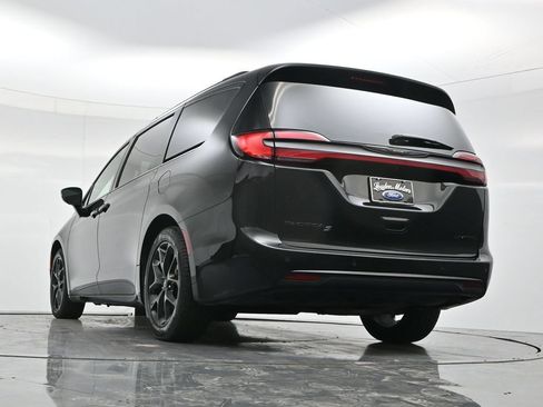 Used 2025 Chrysler Pacifica Limited FWD image 46