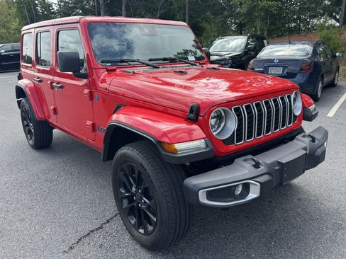 Used 2025 Jeep Wrangler Unlimited Sahara w/ Safety Group AWD/4WD image 3