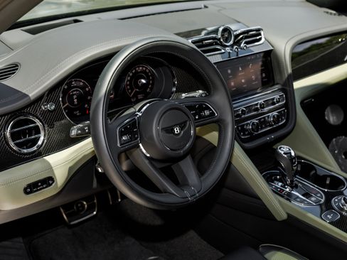 Used 2024 Bentley Bentayga image 37