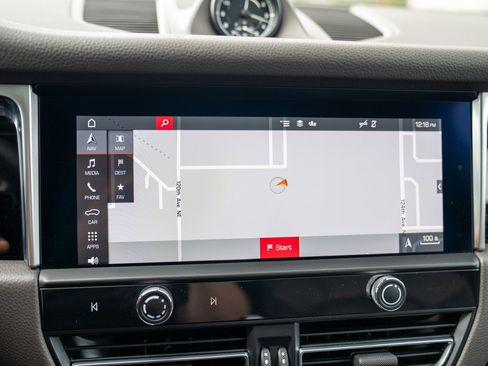 Certified 2024 Porsche Macan AWD/4WD image 17