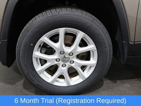 Used 2017 Jeep Cherokee Latitude w/ Safety/Convenience Group AWD/4WD image 9