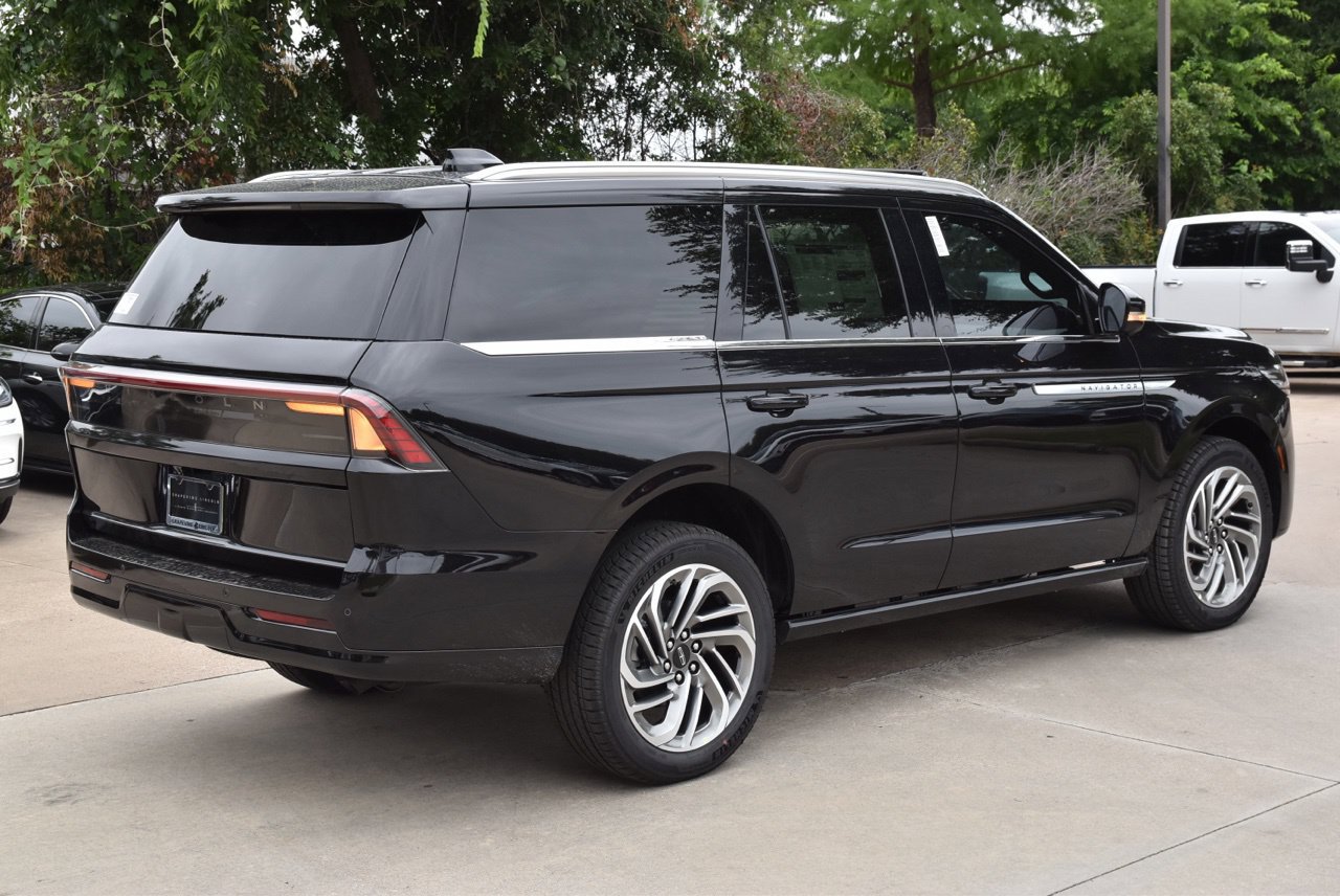 New 2026 Lincoln Navigator Reserve AWD/4WD image 6