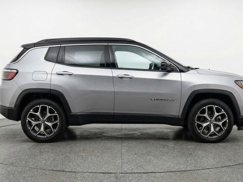 Used 2025 Jeep Compass Limited image 9