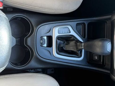 Used 2015 Jeep Cherokee Latitude FWD image 19