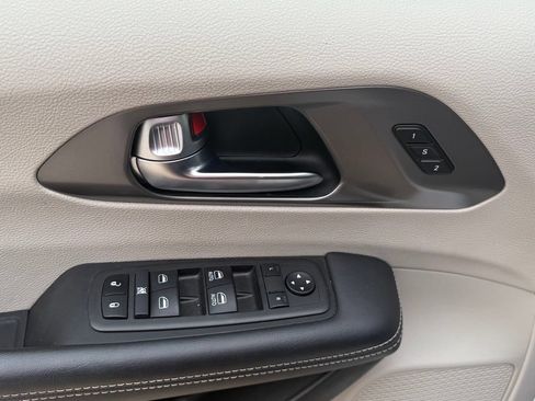 Used 2024 Chrysler Pacifica Touring-L FWD image 10