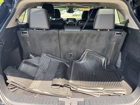 Used 2021 Toyota Highlander XLE AWD/4WD image 16