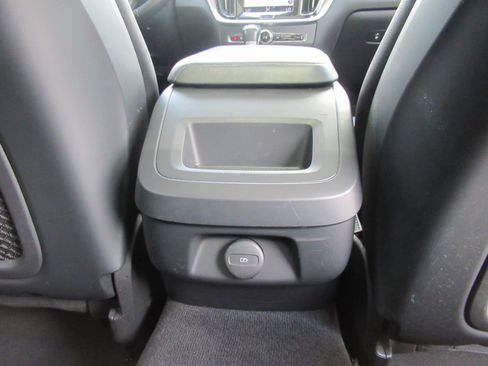 Used 2021 Volvo S60 T5 Momentum FWD image 34