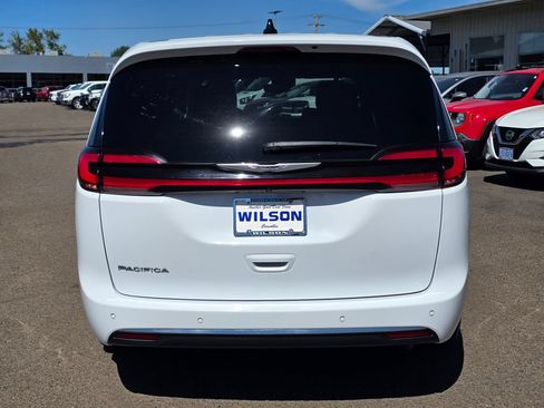 Used 2025 Chrysler Pacifica Select FWD image 7