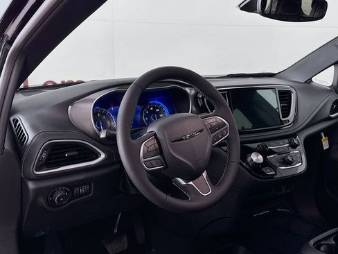 New 2026 Chrysler Pacifica Select image 9