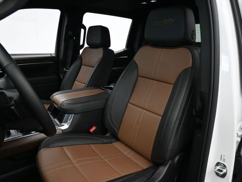 Used 2025 Chevrolet Silverado 1500 High Country w/ Technology Package image 10