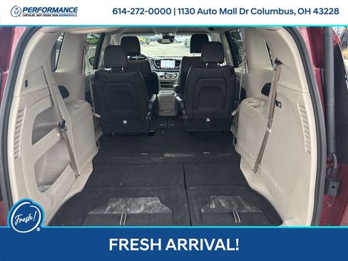 Used 2022 Chrysler Pacifica Touring-L image 14