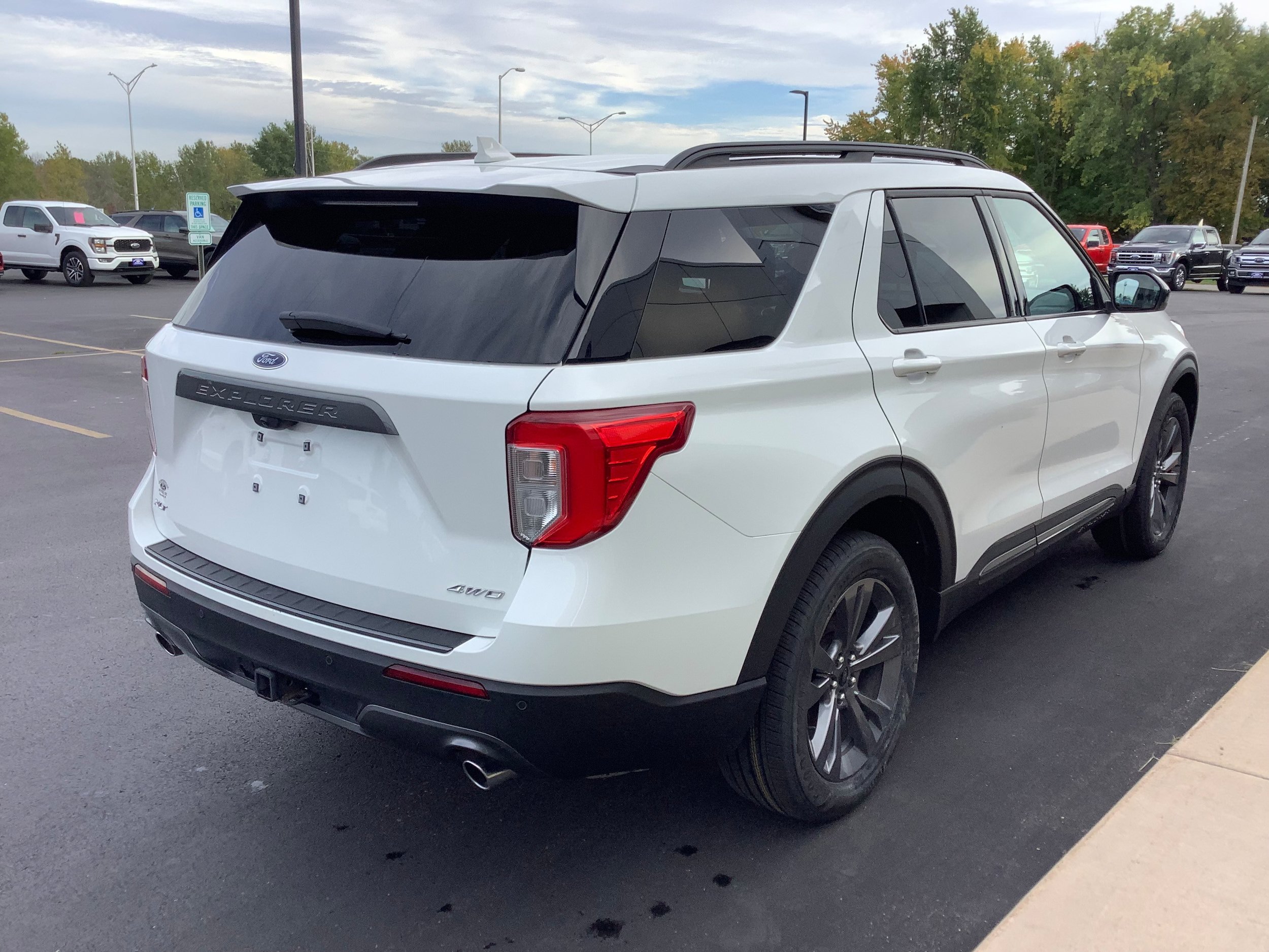 Used 2024 Ford Explorer XLT w/ Equipment Group 202A AWD/4WD image 5
