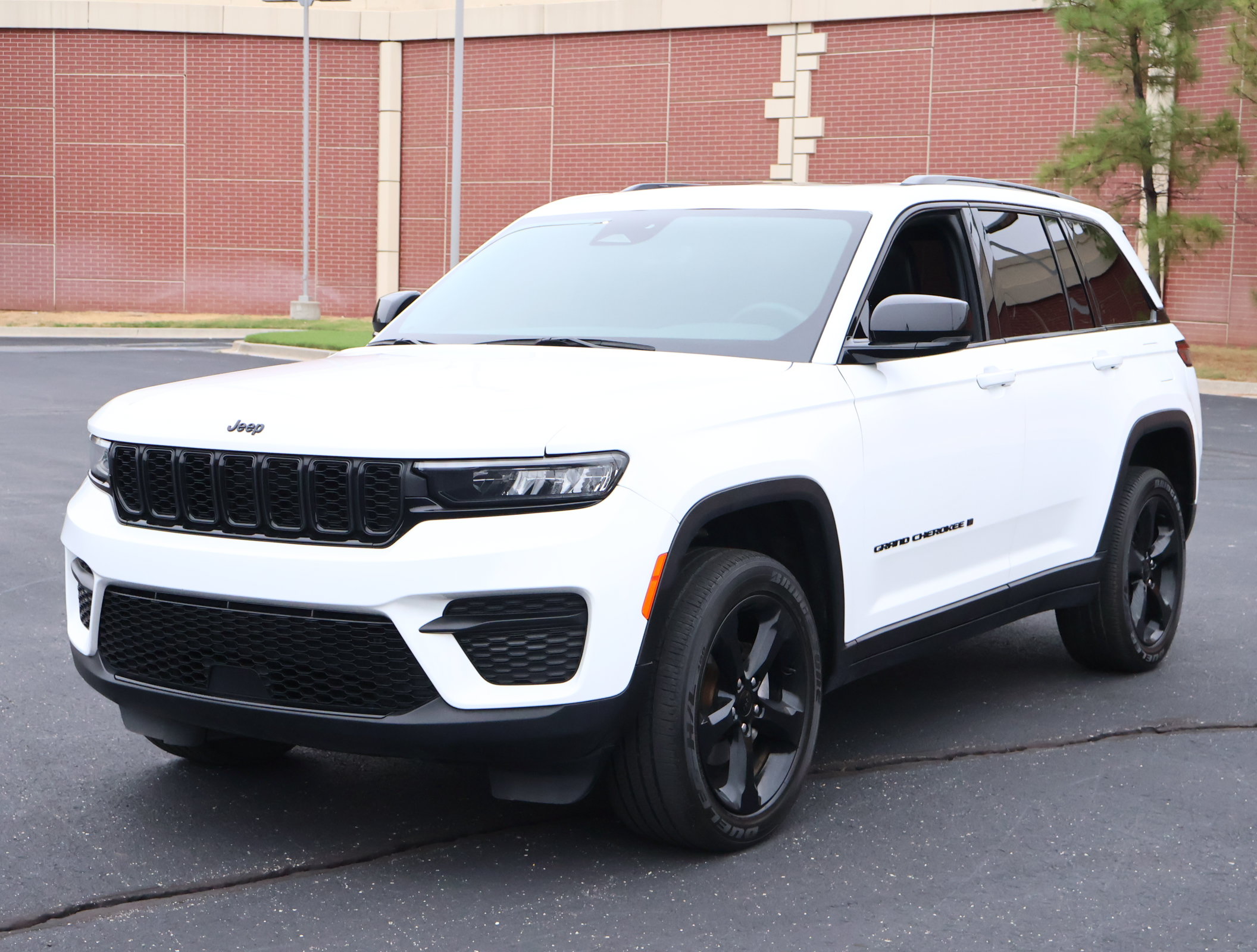 Used 2023 Jeep Grand Cherokee Altitude AWD/4WD image 32