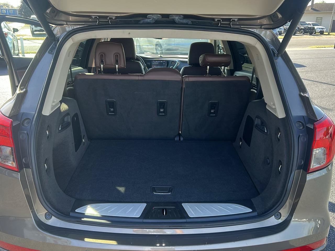 Used 2018 Buick Envision Essence w/ LPO, Interior Luxury Package FWD image 12