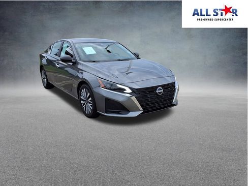 Used 2025 Nissan Altima 2.5 SV FWD image 1