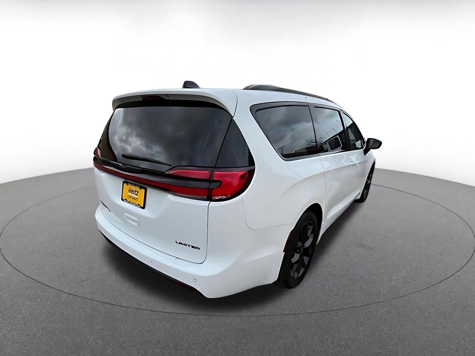 Used 2025 Chrysler Pacifica Limited FWD image 6