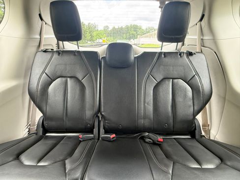 Used 2017 Chrysler Pacifica Touring-L FWD image 43