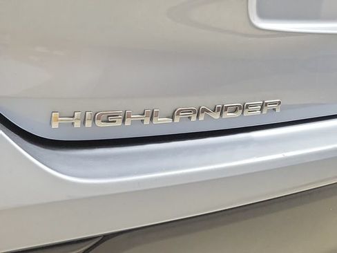 Used 2022 Toyota Highlander LE FWD image 9