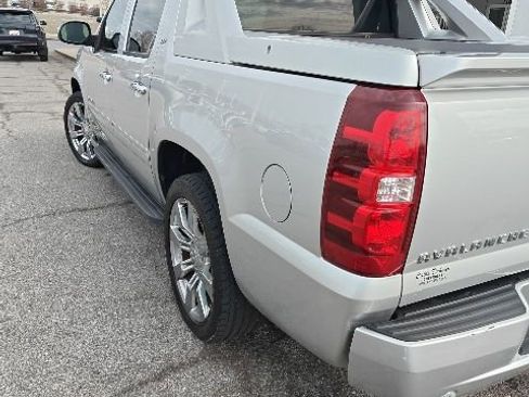 Used 2011 Chevrolet Avalanche LTZ image 12