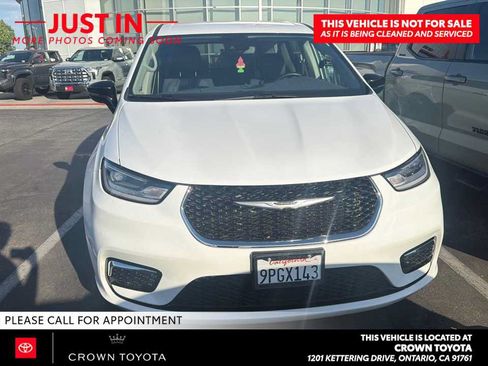Used 2024 Chrysler Pacifica Limited FWD image 2