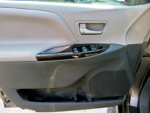 Used 2018 Toyota Sienna XLE image 17