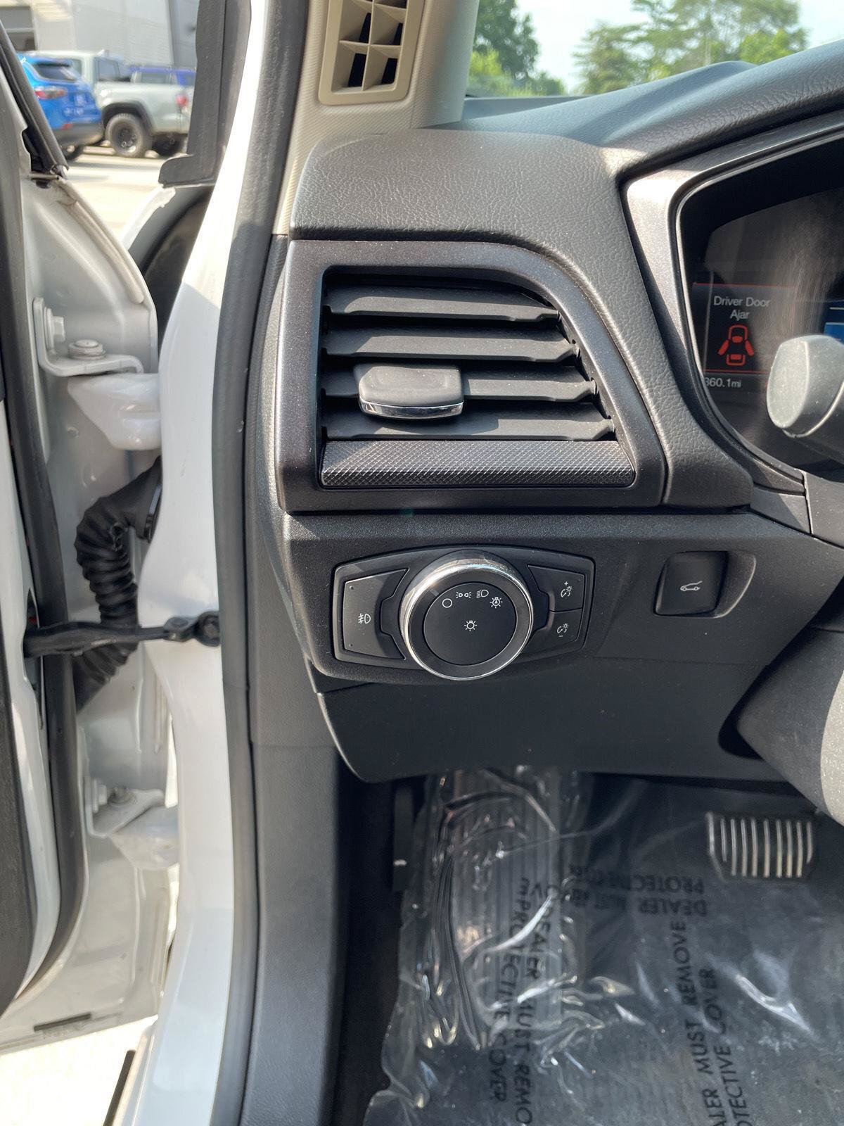 Used 2018 Ford Fusion SE w/ Equipment Group 201A FWD image 18